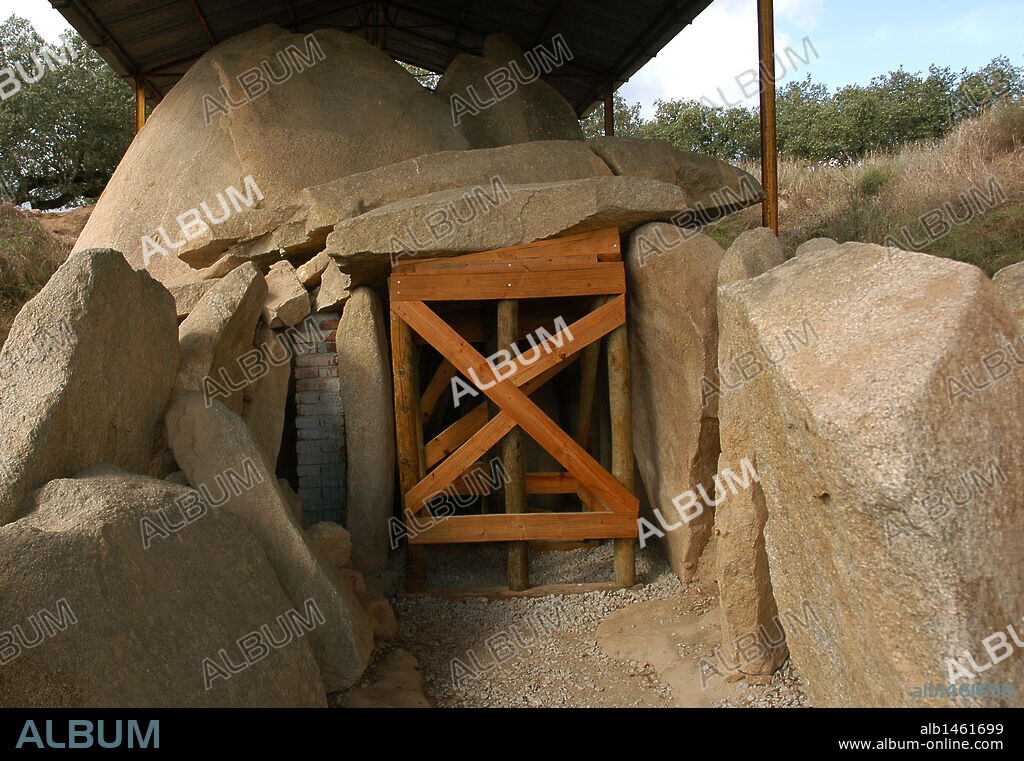 ARTE PREHISTORICO. NEOLITICO. PORTUGAL. ANTA (DOLMEN) GRANDE DO ZAMBUJEIRO. Fechado entre 4000-3500 a. C, es uno de los mayores monumentos megalíticos de la Península Ibérica. Formado por una cámara poligonal construida a base de siete grandes piedras de 8 m. de altura y un corredor cubierto. La entrada estaba marcada por un gran menhir decorado, actualmente derribado. EVORA. El Alentejo.