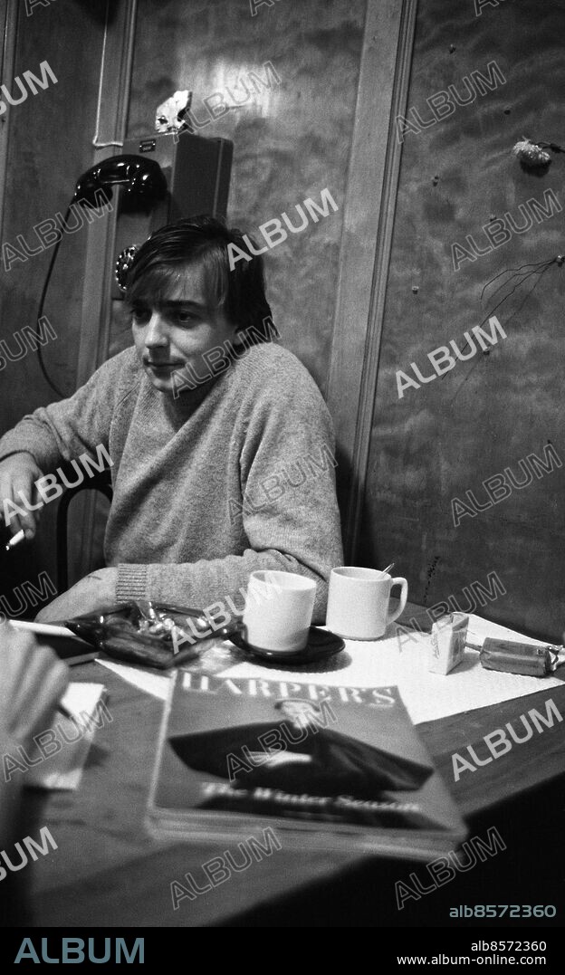 Filips på Regeringsgatan 27-29 i konditoriet Filips gamla lokaler, ägd av Bill Öhrström och Hansson & Karlsson (Bo Hansson och Jan Carlsson). På dagtid kafé, kvällstid Klubb Filips, musikställe. Harper's Bazaar Bildserie delvis använt i reportage RIR 43/67 inför TV-programmet Pop Corner TV Hippies TV rep. RIR 18713 sites: STOCKHOLM;SVERIGE.