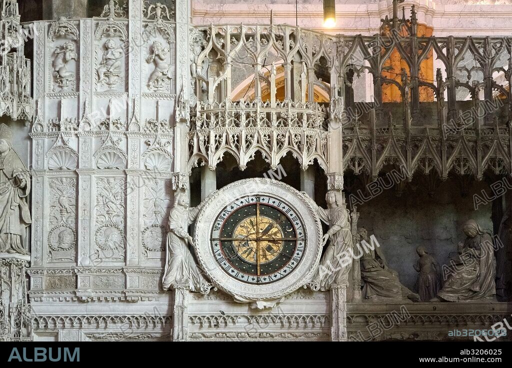 RELOJ ASTRONOMICO EN EL INTERIOR DE LA CATEDRAL DE NOTRE-DAME (NUESTRA SEÑORA DE CHARTRES).  CHARTRES, FRANCIA.