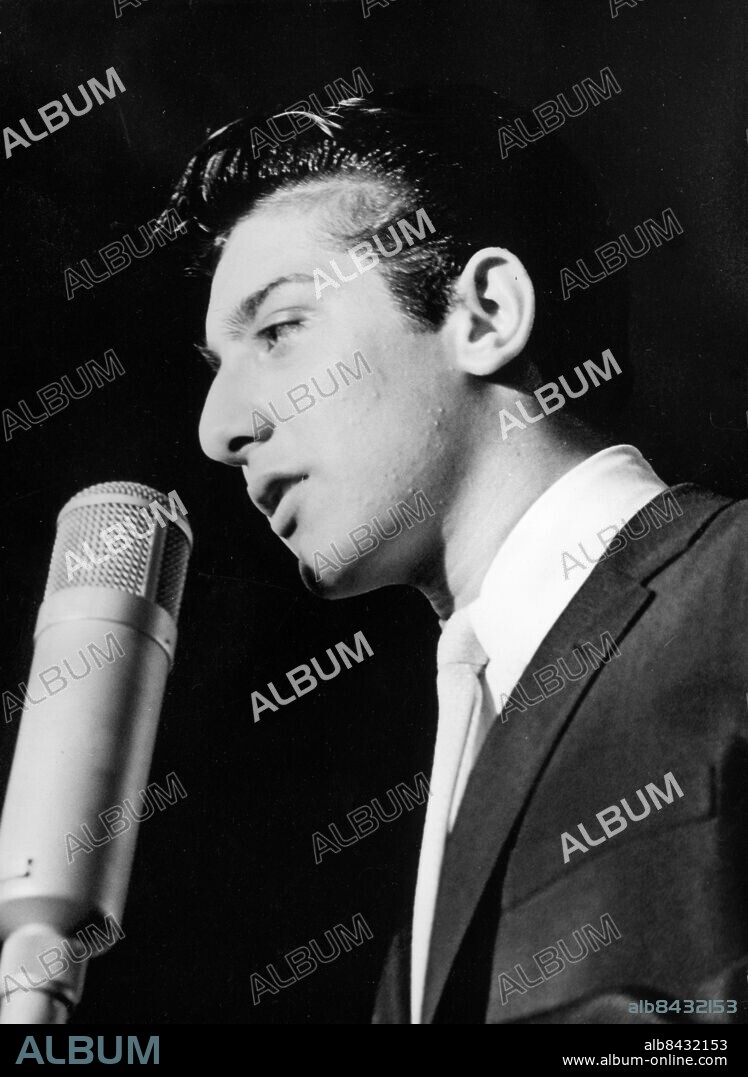 Orig. bildtext... PAUL ANKA I STOCKHOLM Rock-kungen Paul Anka sjöng på fredagskvällen för spikad publik på Gröna Lund. Anm. Idoler CD611 persons: PAUL ANKA sites: STOCKHOLM;SVERIGE;USA*.