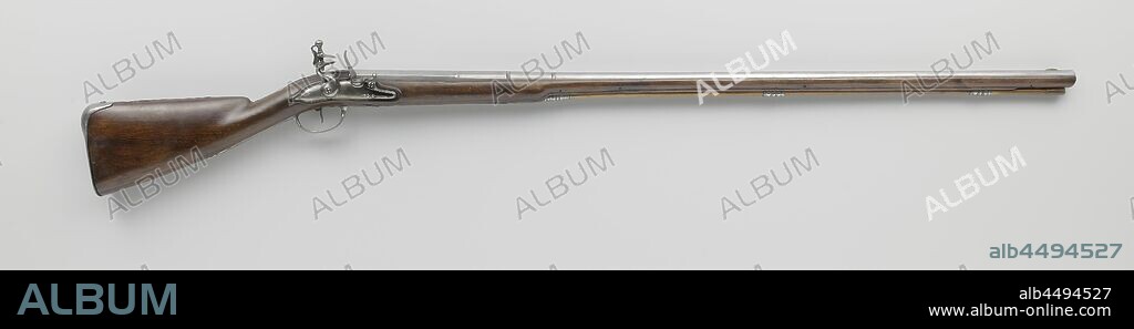 Flint hunting rifle, The lock plate is signed. The barrel is stamped on the bottom with Pi inside an award-winning shield and equipped with a brass copper visor grain. The flask is easily cut. The iron fitting consists of three loading rod tubes, a brace-shaped screw plate, a thumb plate with chiseled tops and tops and a butt plate stamped N45 and with the inscriptions ZO (20) and N7, the loading stick case has a cow horn cap., Jan van Walsen, Maastricht, c. 1690, iron (metal), brass (alloy), horn (animal material), striking (metalworking), l 150.5 cm h 23 cm × d 7 cm × w 4.5 kg l 110 cm d 16.9 mm.