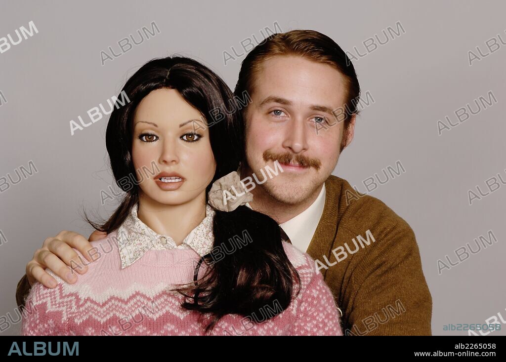 RYAN GOSLING in LARS AND THE REAL GIRL, 2007, unter der Regie von CRAIG GILLESPIE. Copyright SIDNEY KIMMEL ENTERTAINMENT.