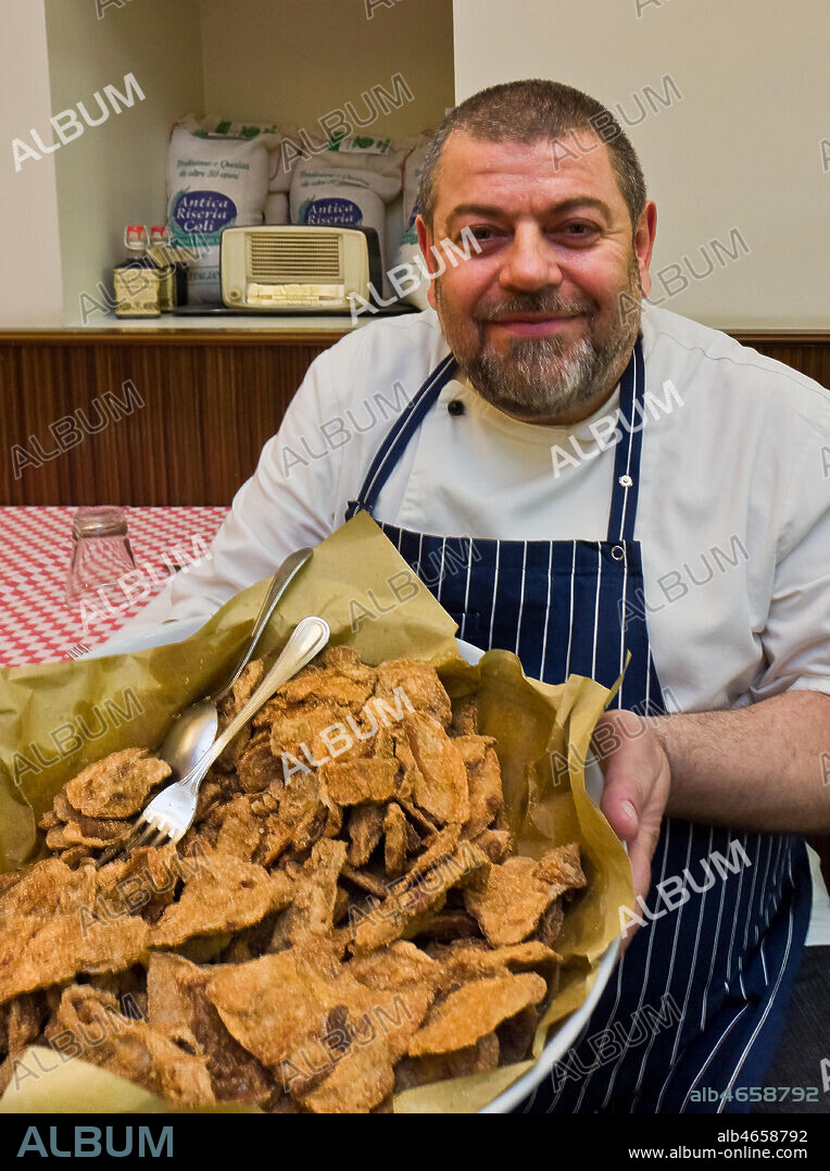 Reggio Emilia, La Morina Restaurant: Giuliano Davoli shows a dish of ciccioli.