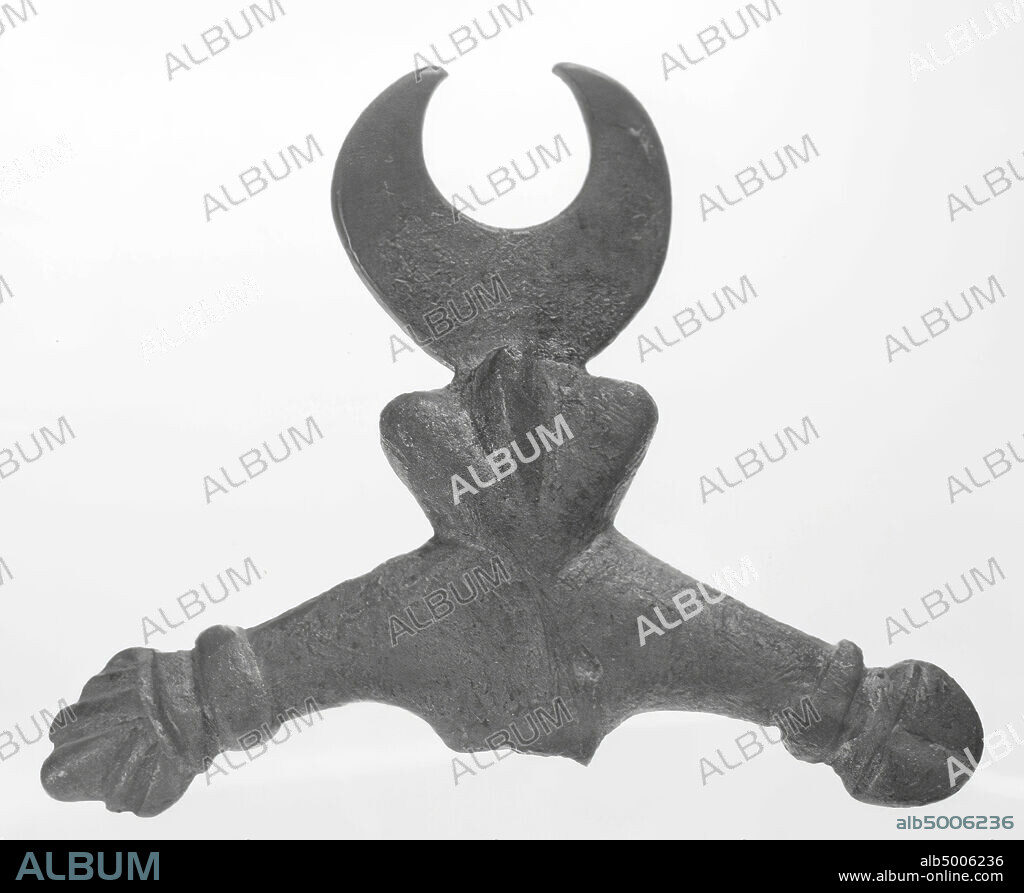 Bronze phallus amulet. Hanger, possibly meant for harness. On the right on the amulet the stiff phallus, on the left the manus fica. A carrier eye seems to have broken off between them in the middle. Underneath, in the center of the pendant a soft phallus with scrotum and a lunula underneath, phallus amulet, metal, bronze, 8.2 x 6.5 cm, roman 40-250 AD, Netherlands, South Holland, Katwijk, Valkenburg.