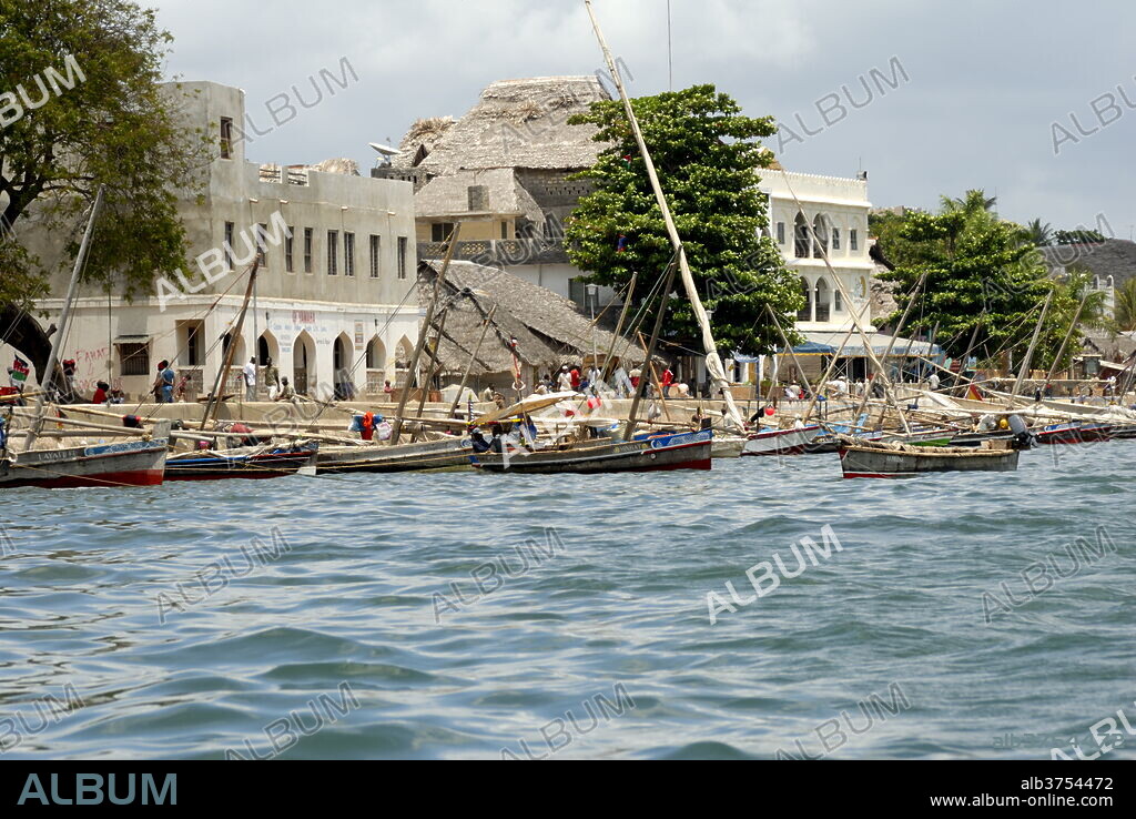 Vew from the sea of the harbour, Old Town, Lamu Island, UNESCO World Heritage Site, Kenya, East Africa, Africa.