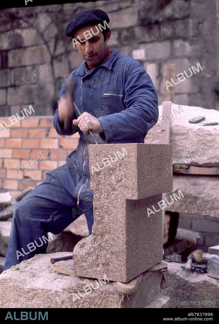 ARTESANO PICANDO PIEDRA CON ESCOPLO - CANTERO.