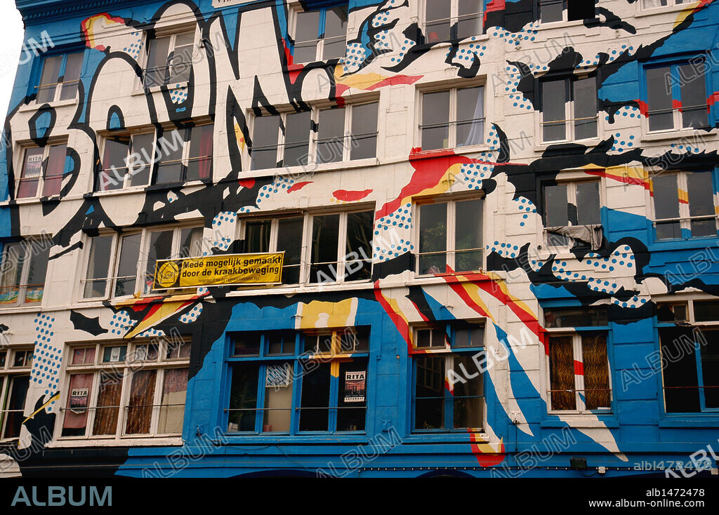 Vista de la fachada de una casa abandonada ocupada por el movimiento "OKUPA". Amsterdam. Holanda.