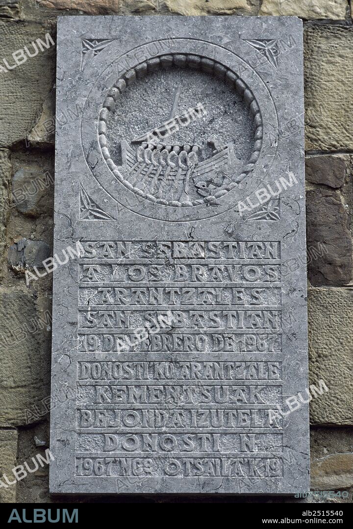 "SAN SEBASTIAN A LOS BRAVOS ARANTZALES. SAN SEBASTIAN, 19 DE FEBRERO DE 1967". PLAFON BILINGUE labrado en piedra situado en la puerta de entrada al casco viejo de la ciudad de SAN SEBASTIAN (DONOSTIA). Provincia de Guipúzcoa. País Vasco.