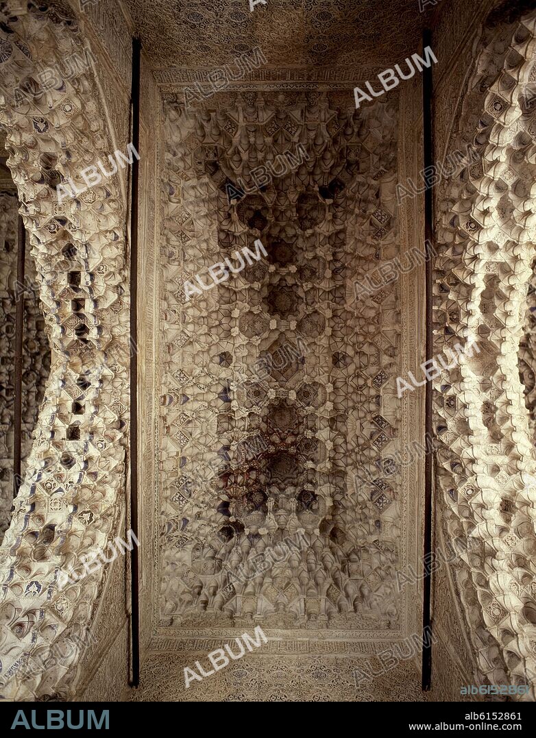 BOVEDA DE MOCARABES DE LA SALA DE LOS REYES - ARQUITECTURA NAZARI - SIGLO XIV.