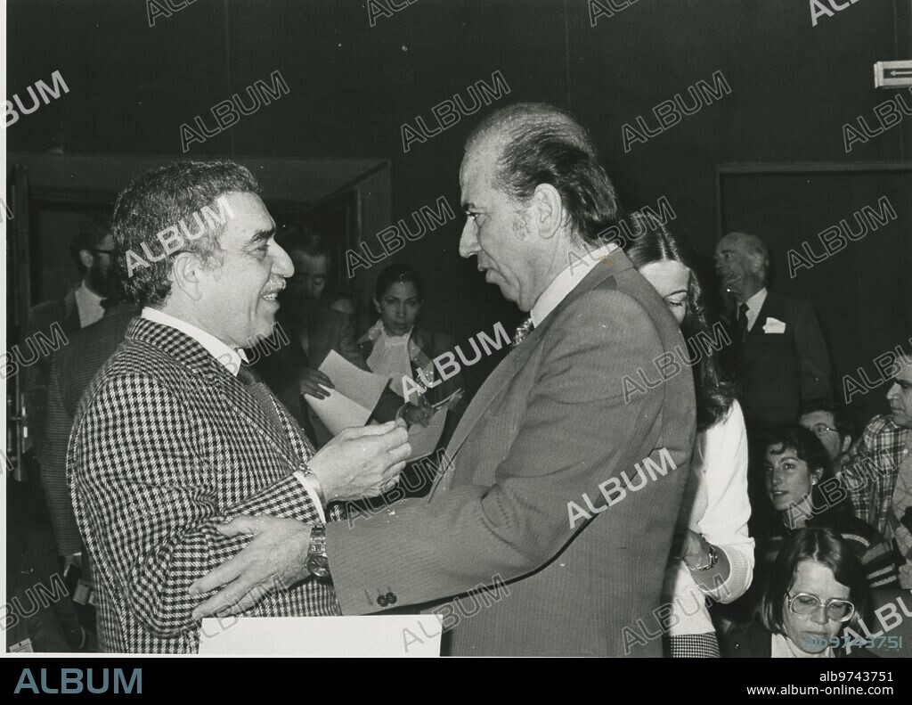04/27/1983. The Nobel Prize in Literature Gabriel García Márquez with the Venezuelan politician Carlos Andrés Pérez greet each other during the congress "Ibero-America, meeting in Democracy".