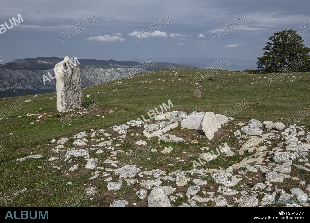 Cista y menhir de Arrizazen, Parque Megalítico de Legaire, campas de Legaire , Álava, Pais Vasco, Spain.