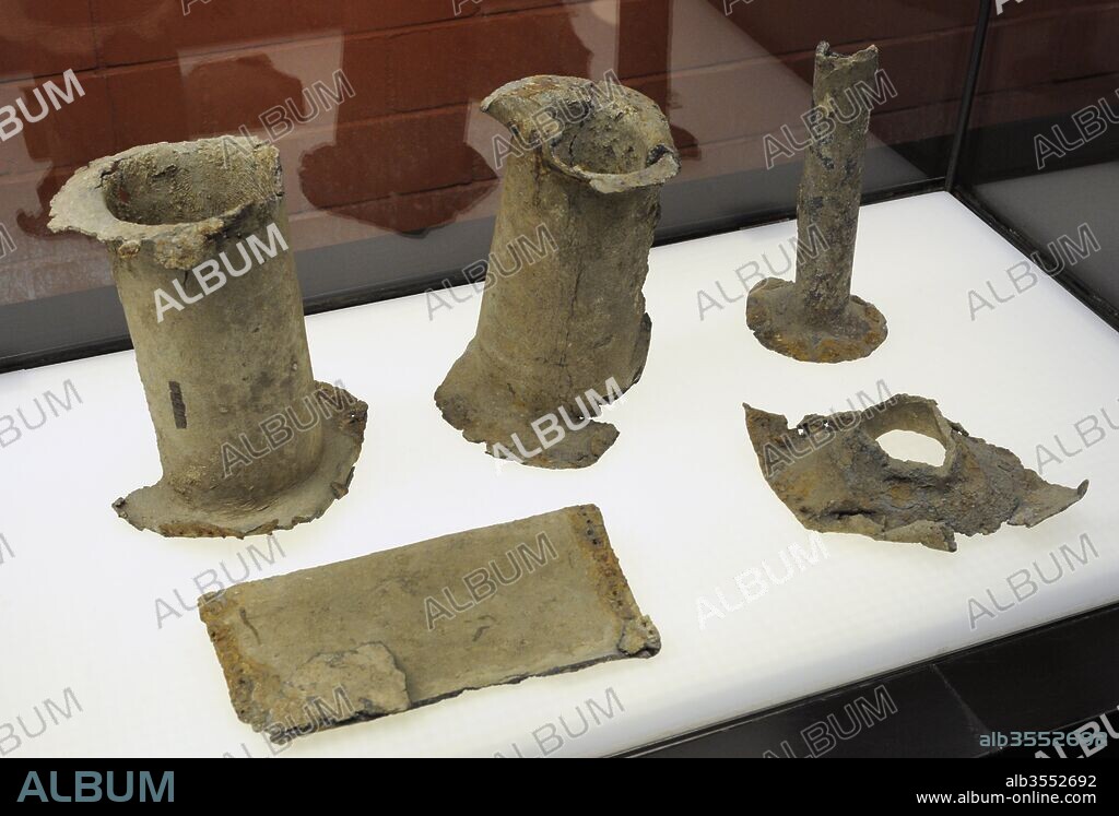 Restos de tuberías de plomo romanas. Iglesia del Apóstol, Colonia (Alemania). Museo Romano-Germánico. Colonia. Alemania.