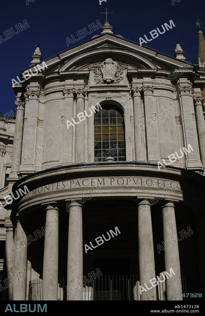 ITALIA. ROMA. Vista parcial de la IGLESIA DE SANTA MARIA DE LA PAZ (SANTA MARIA DELLA PACE), construída en el siglo XVI y reformada en el XVII por Pietro da Cortona, que añadió la fachada barroca.