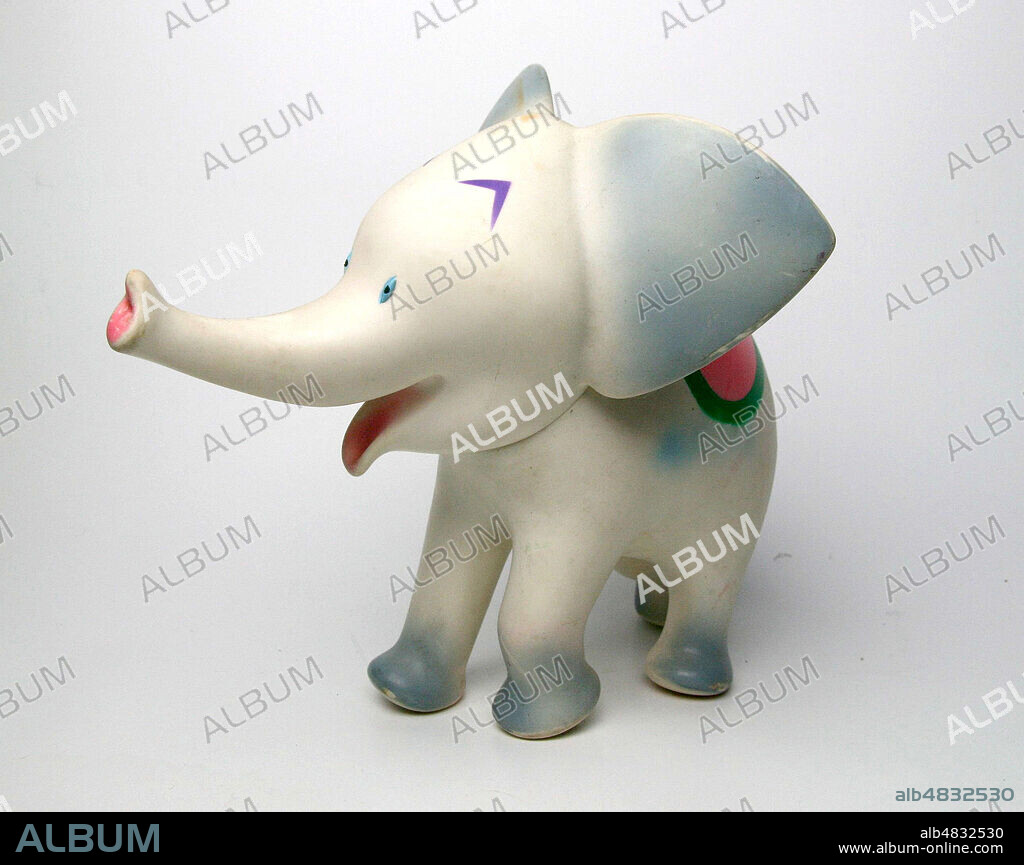 Elephant jouet en plastique souple vers 1960. Credit : Collection Elzingre/KHARBINE-TAPABOR.