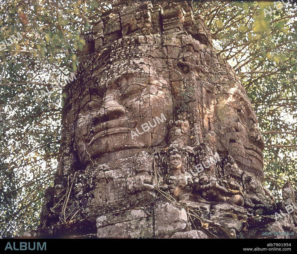 TEMPLO DEL BAYON EN LA ANTIGUA CIUDAD DE ANGKOR THOM CONSTRUIDO A FINALES DEL SIGLO XII Y COMIENZOS DEL XIII.
