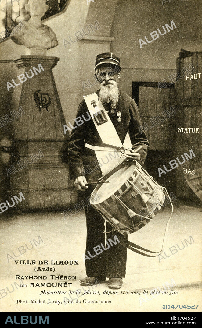 'Ville de Limoux (Aude), Raymond Theron dit Ramounet, appariteur de la Mairie, depuis 172 ans, de pere en fils'. Photographie anonyme pour une carte postale vers 1910. Credit : Collection IM/KHARBINE-TAPABOR.