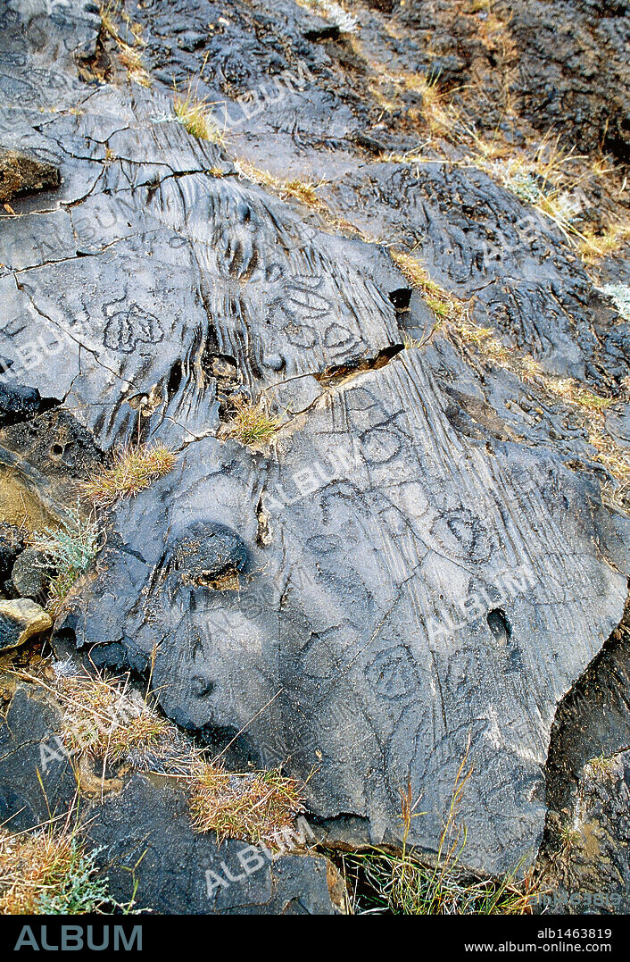 ARTE PREHISTORICO. NEOLITICO. ESPAÑA. PETROGLIFOS existentes en LOS LETREROS de EL JULAN, zona en la que se encuentra lo que fue un antiguo lugar de reunión guanche, llamado TAGOROR. EL HIERRO. Provincia de Santa Cruz de Tenerife. Canarias.