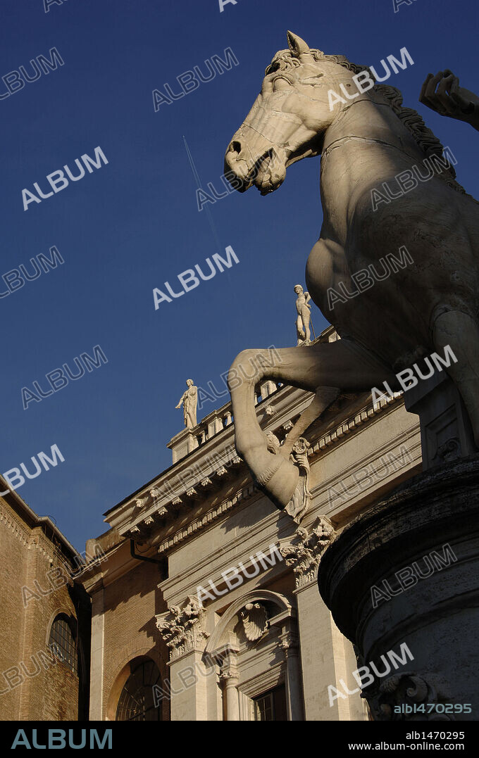 DIOSCUROS. Tindáridas CASTOR Y POLUX, gemelos solares hijos de Zeus. Detalle de la ESTATUA de uno de los DIOSCUROS. Balaustrada de la escalinata de la "Cordonata" de la PLAZA CAPITOLIO (PIAZZA DEL CAMPIDOGLIO). Roma. Italia.