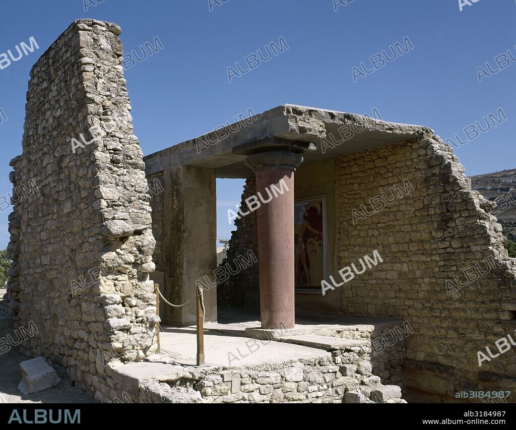 PALACIO DE KNOSSOS (1700-1450 a. C.). Vista parcial de la reconstrucción realizada por Evans de los PROPILEOS SUR (ALA OESTE del palacio). Sus muros estaban cubiertos con frescos de una procesión. CRETA. GRECIA.