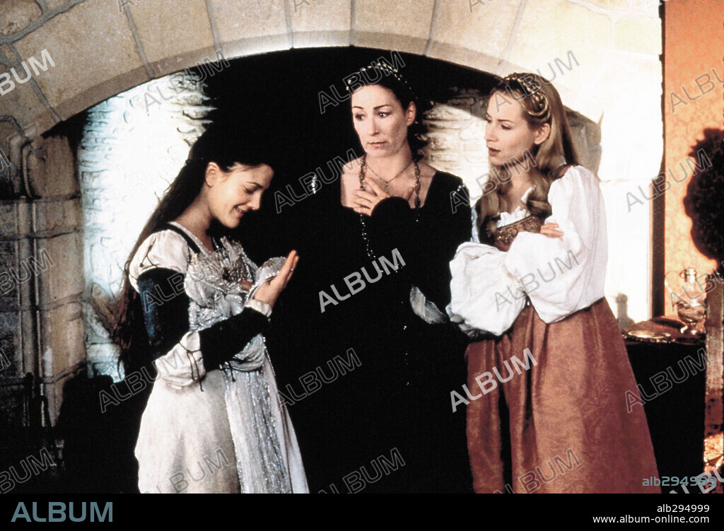 ANJELICA HUSTON and DREW BARRYMORE in EVER AFTER, 1998, directed by ANDY TENNANT. Copyright 20TH CENTURY FOX.