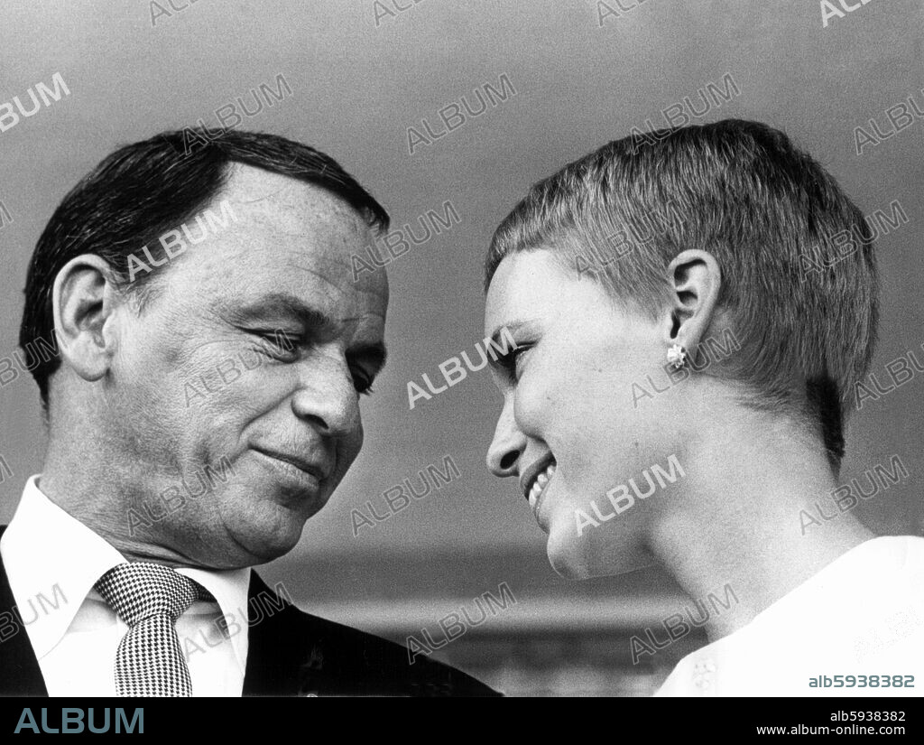 Zärtliche Blicke tauschen Frank Sinatra und Mia Farrow nach ihrer Hochzeit am 19. Juli 1966 in Las Vegas aus. Der amerikanische Sänger und Schauspieler, Sohn sizilianischer Einwanderer, begeisterte schon in den 40er Jahren ein Massenpublikum. Lieder wie "Stranger in the night" und "New York, New York" sind längst Klassiker. Für die Rolle des Soldaten "Maggio" in dem Antikriegsfilm "Verdammt in alle Ewigkeit " erhielt er 1954 den "Oscar". Die Karriere des hitzköpfigen Stars wurde immer wieder von Skandalen überschattet. Er lieferte sich Prügeleien mit Fotografen und wurde wiederholt mit der Mafia in Verbindung gebracht. Zusammen mit Dean Martin und Sammy Davis jr. bildete er den harten Kern des legendären, trinkfreudigen "Rat Pack". Nach gescheiterten Ehen mit Nancy Barbato, Ava Gardner und Mia Farrow ist Sinatra seit 1976 mit der ehemaligen Tänzerin und Witwe von Zeppo Marx ("Marx Brothers"), Barbara, verheiratet. Sinatra wurde am 12. Dezember 1915 in Hoboken (New Jersey) geboren. 19/07/1966