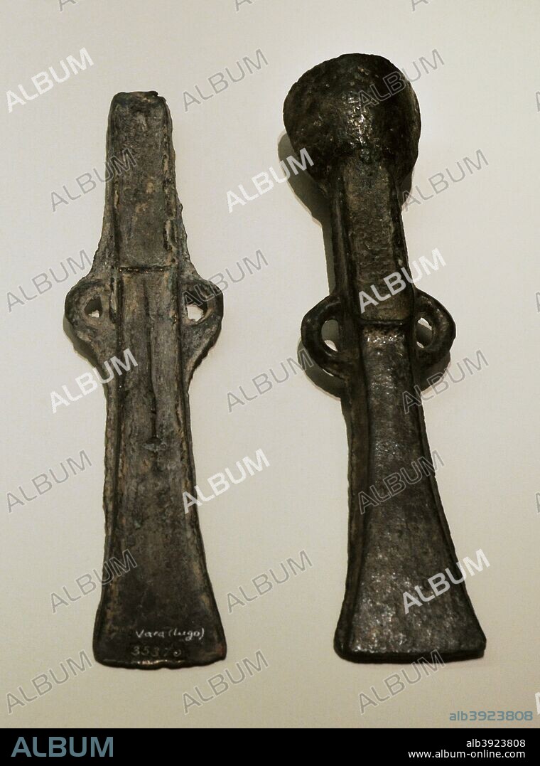 Hachas de talón de bronce. Bronce Final-Hierro I. Vara (Lugo) y provincia de León. Museo Arqueológico Nacional. Madrid. España.