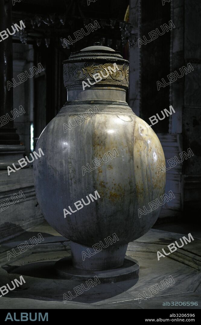 ARTE ISLAMICO-OTOMANO. URNA DE ALABASTRO de las que eran utilizadas para las abluciones anteriores a la plegaria y doradas por el sultán MURAT III (1574-1595). Unicamente son otomanas las tapas. Localizada en la nave central de la Basílica de Santa Sofía. Estambul. Turquía.