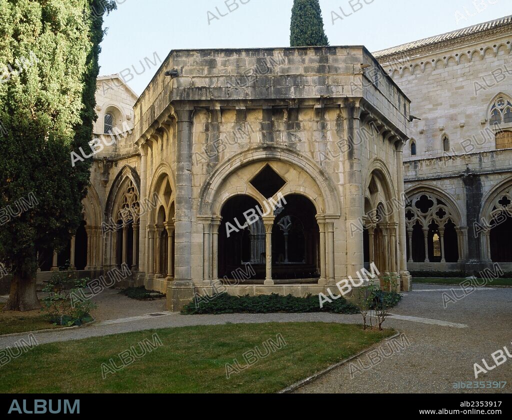 ARTE GOTICO. ESPAÑA. MONASTERIO DE SANTA MARIA DE POBLET. Vista del TEMPLETE DEL LAVABO, del siglo XII, que se encuentra en la galería norte del claustro, frente al refectorio del monasterio. VIMBODI. Provincia de Tarragona. Cataluña.
