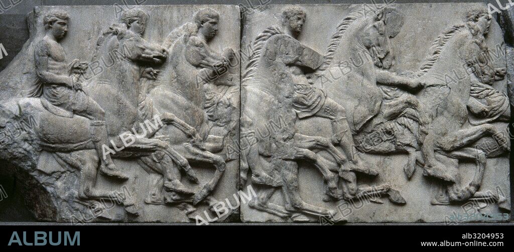 ARTE GRIEGO. PERIODO CLASICO. GRECIA. LOSA DEL FRISO NORTE DEL PARTENON donde se representan episodios de la GUERRA DE TROYA: JOVENES JINETES. Realizado entre 447-432 a. C. seguramente por Fídias o alguno de sus discípulos. Pieza procedente de la Acrópolis de Atenas. British Museum. Londres. Inglaterra. Reino Unido.