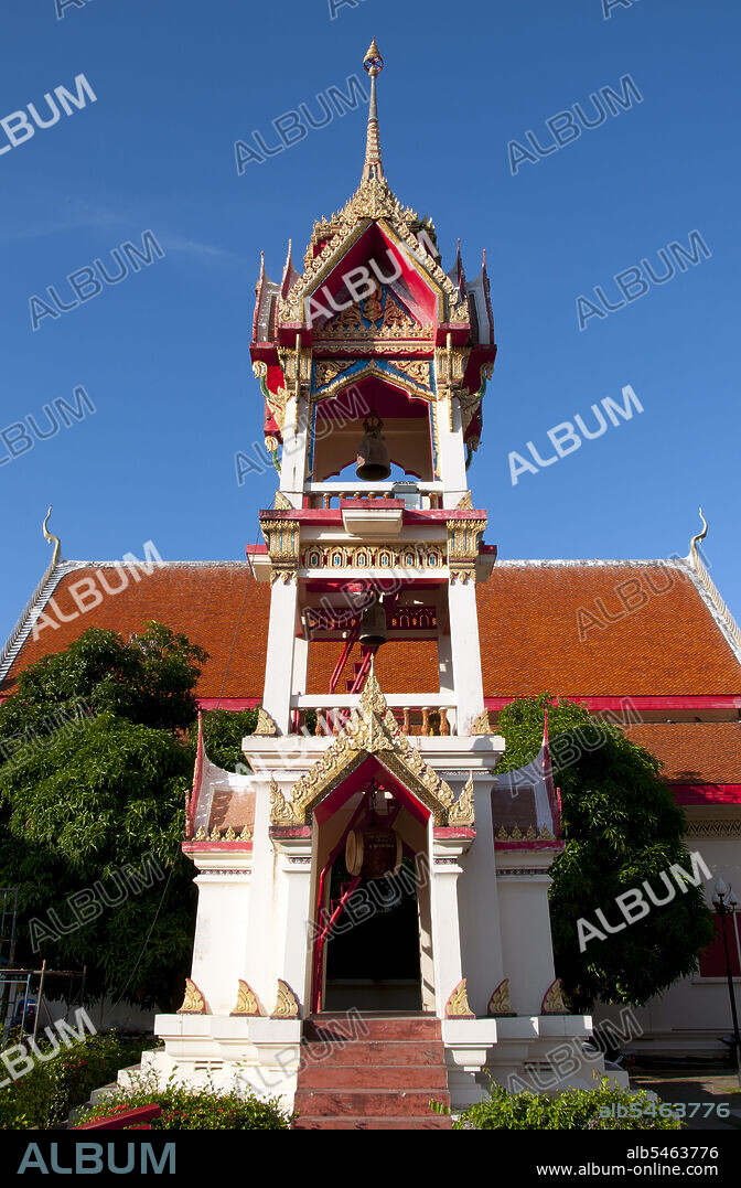 Wat Chalong is dedicated to two highly venerated monks, Luang Pho Chaem (Luang Pho Cham) and Luang Pho Chuang, who with their knowledge of herbal medicine helped injured local residents fleeing the tin miners rebellion of 1876.