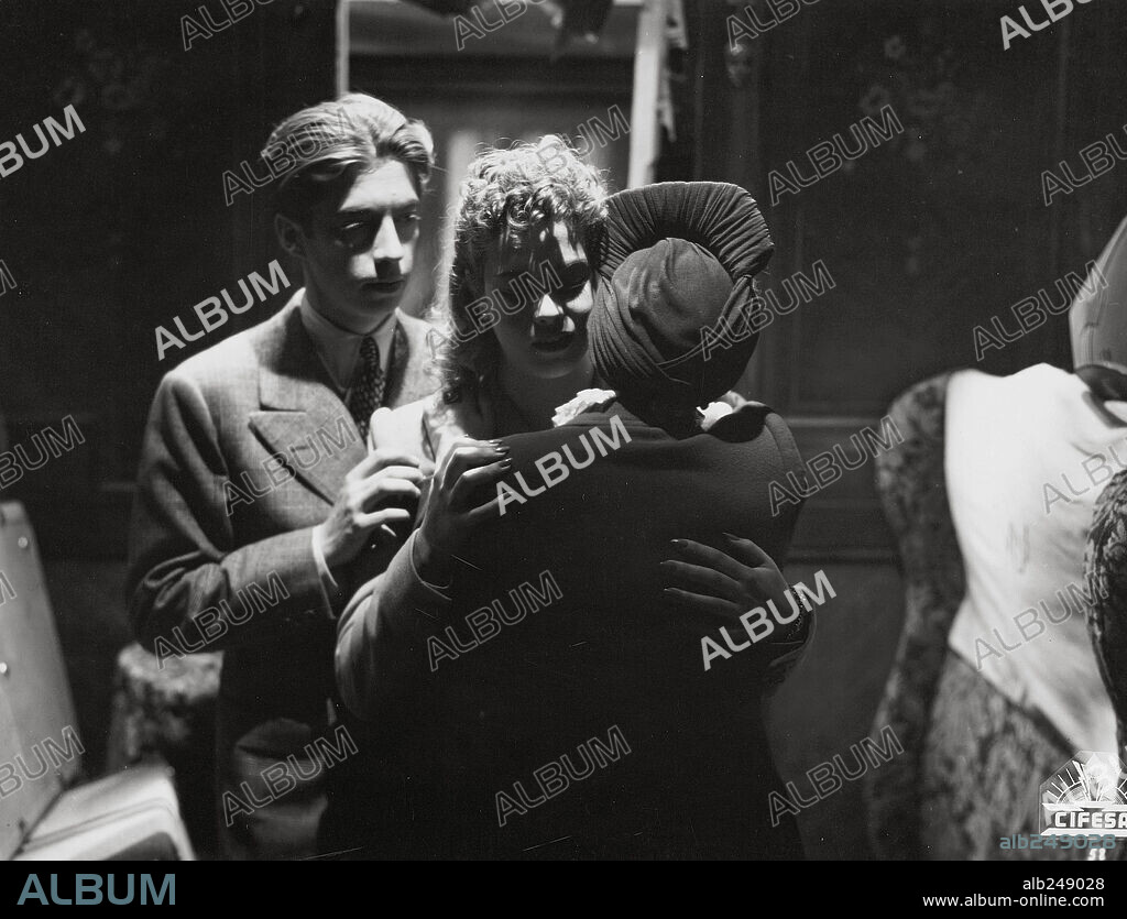 CARLOS MUÑOZ y ISABEL DE POMES en NOCHE FANTASTICA, 1943. Copyright CIFESA.