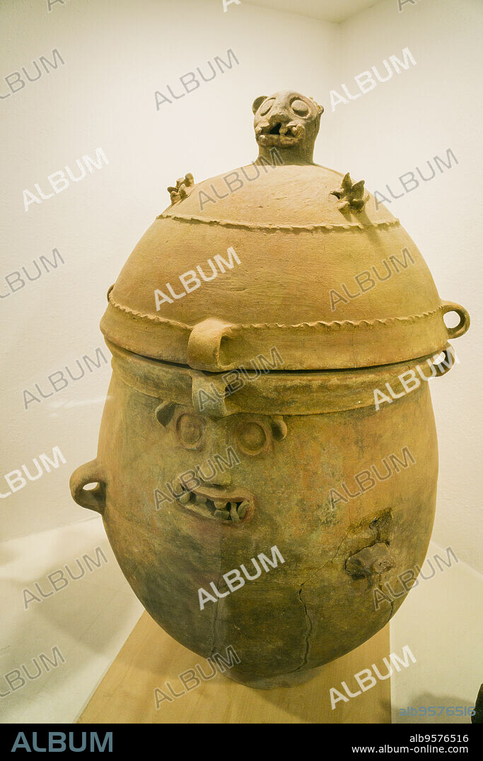 urna funeraria con la imagen del dios solar y el jaguar, clásico, Santa María Nebaj,museo de antropologia Maya, departamento de El Quiché, Guatemala, Central America.