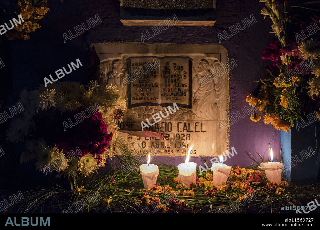 Officiating prayers and offerings for the Day of the Dead, General Cemetery, Santo Tomás Chichicastenango, Republic of Guatemala, Central America.