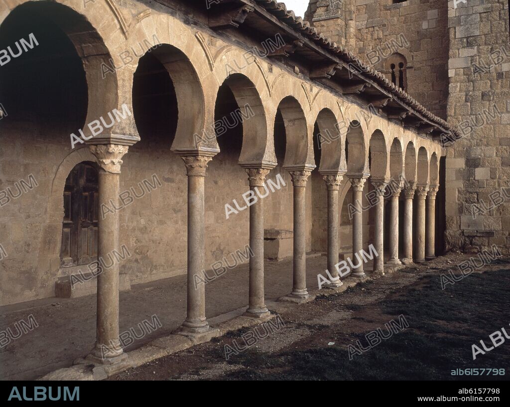 ARQUERIAS DEL ATRIO DEL MONASTERIO MOZARABE DE SAN MIGUEL DE LA ESCALADA - SIGLO X.
