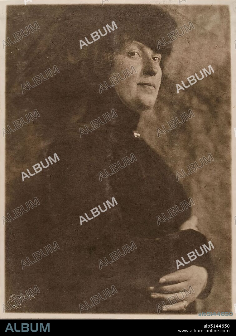 Minya Diez-Dührkoop, Ada v. Finck, paper, platinum printing, image size: height: 22.50 cm; width: 16.40 cm, dry stamp: recto and left: Dührkoop, 1908, inscribed and dated: recto below the image on the cardboard or paper, handwritten in lead: R. DÜHRKOOP (right) ) Mrs. Diez-Dührkoop, 1907 Ada von Finck, Berlin (right), Juhl Collection (left); handwritten in lead on the verso and on the cardboard: catalog note, stamp: verso at the bottom of the cardboard: portrait photography, half-length portrait, woman, artist.