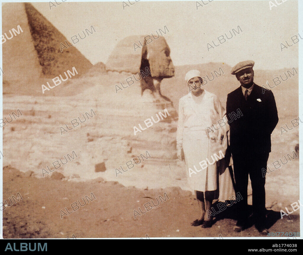 Filippo Tommaso Marinetti with his wife. Filippo Tommaso Marinetti, Italian poet, writer and dramatist, posing with his wife in front of the Sphinx of Giza. Giza.