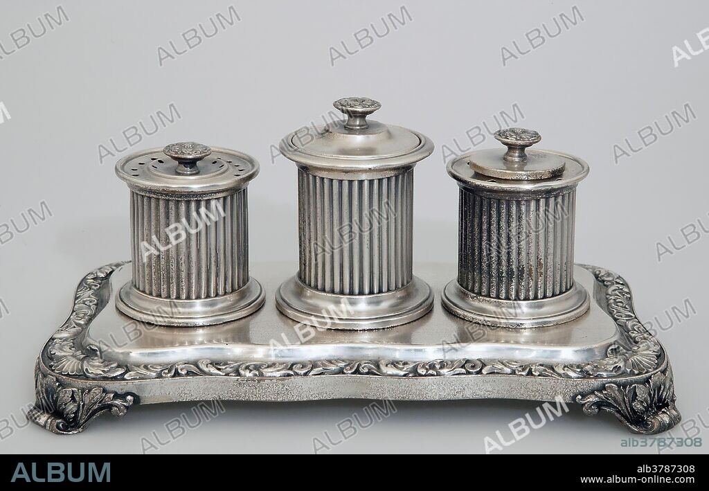 REAL FÁBRICA DE PLATERÍA DE ANTONIO MARTÍNEZ. Real Fábrica de Platería de Antonio Martínez / 'Escribanía: juego de tres tinteros en bandeja de plata'. Hacia 1847. Plaqué, 12,8 x 26,5 cm.
