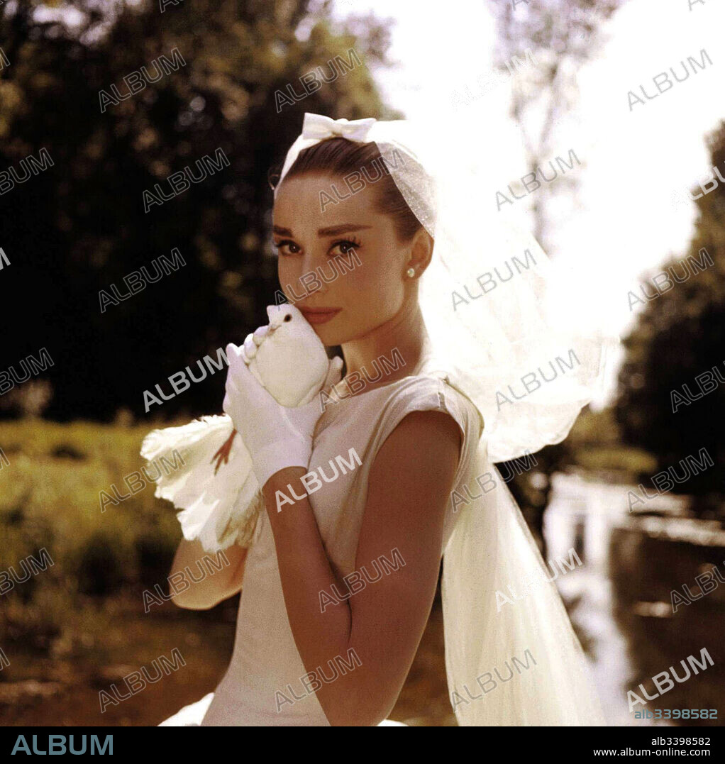 AUDREY HEPBURN in FUNNY FACE, 1957, directed by STANLEY DONEN. Copyright PARAMOUNT PICTURES.