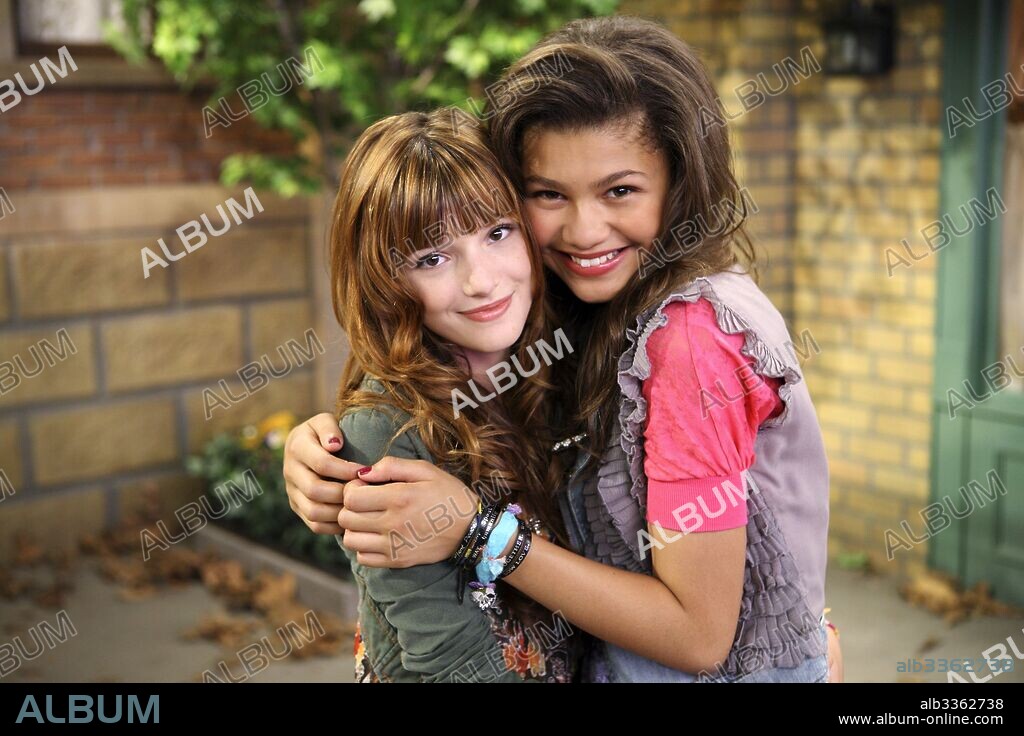 BELLA THORNE et ZENDAYA dans SHAKE IT UP!, 2010, réalisé par CHRIS THOMPSON. Copyright DISNEY CHANNEL.