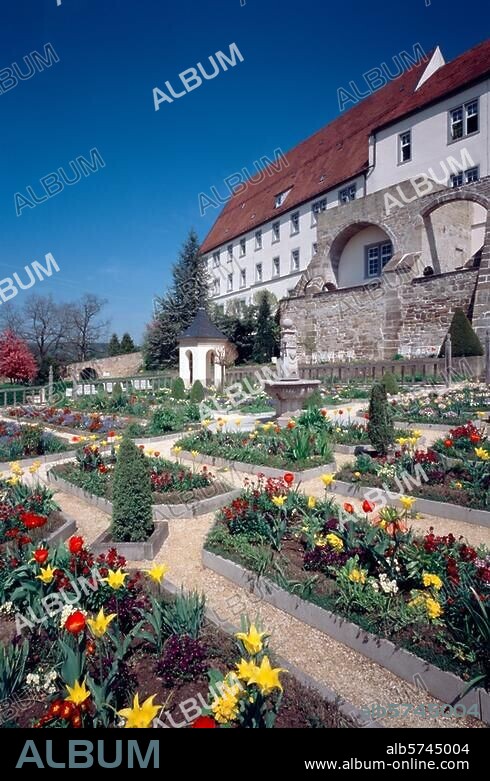 Leonberg (Baden-Württemberg), Schloss (erbaut 1560/65 unter Herzog Christoph von Württemberg), Schlossgarten (Terrassengarten, angelegt 1609/10 für Herzogin Sibylle; Architekt: Heinrich Schickardt; 1980 rekonstruiert). Blick vom Schloss über die Terrasse. Foto (Florian Monheim).