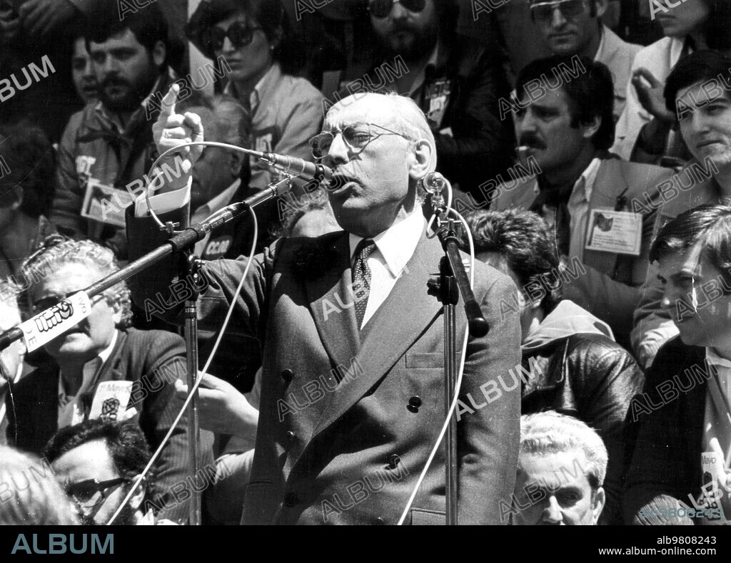 Madrid, 1/5/1978.- Enrique Tierno Galván pronunciando un discurso durante la celebración del Primero de Mayo.