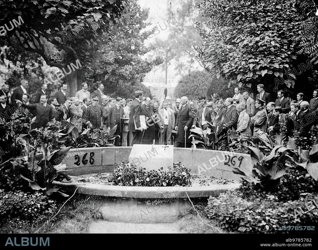 August 1910. The monument to Curros Enríquez in Vigo. The eminent speaker Mr. Menéndez Pallares (X) at the laying of the first stone of the monument to the Galician poet Curros Enríquez.