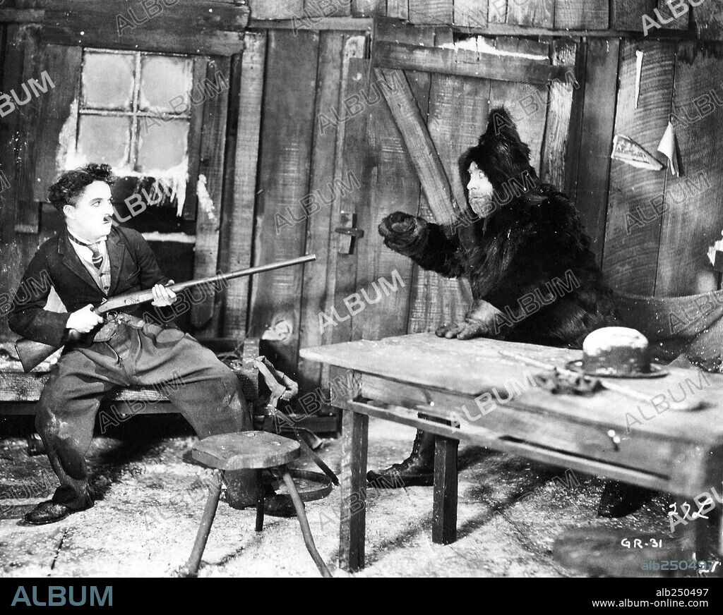 CHARLIE CHAPLIN y MACK SWAIN en LA QUIMERA DEL ORO, 1925 (THE GOLD RUSH), dirigida por CHARLES CHAPLIN. Copyright UNITED ARTISTS.