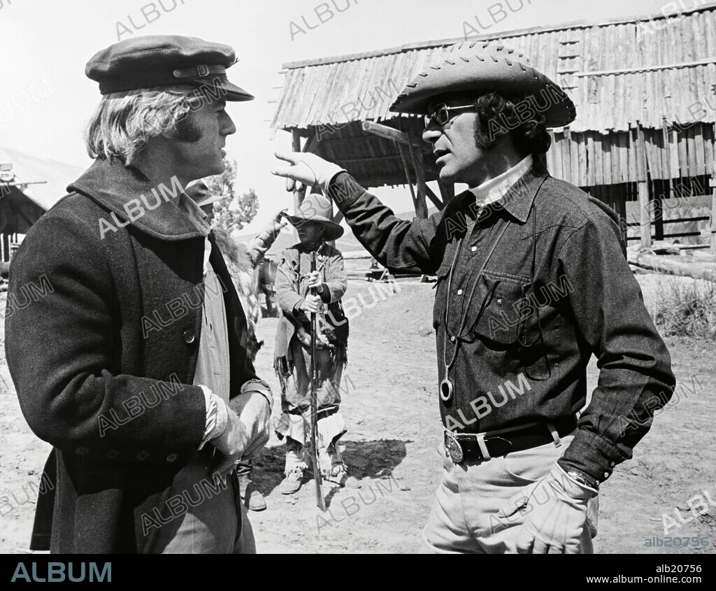 ROBERT REDFORD und SYDNEY POLLACK in JEREMIAH JOHNSON, 1972, unter der Regie von SYDNEY POLLACK. Copyright WARNER BROTHERS.