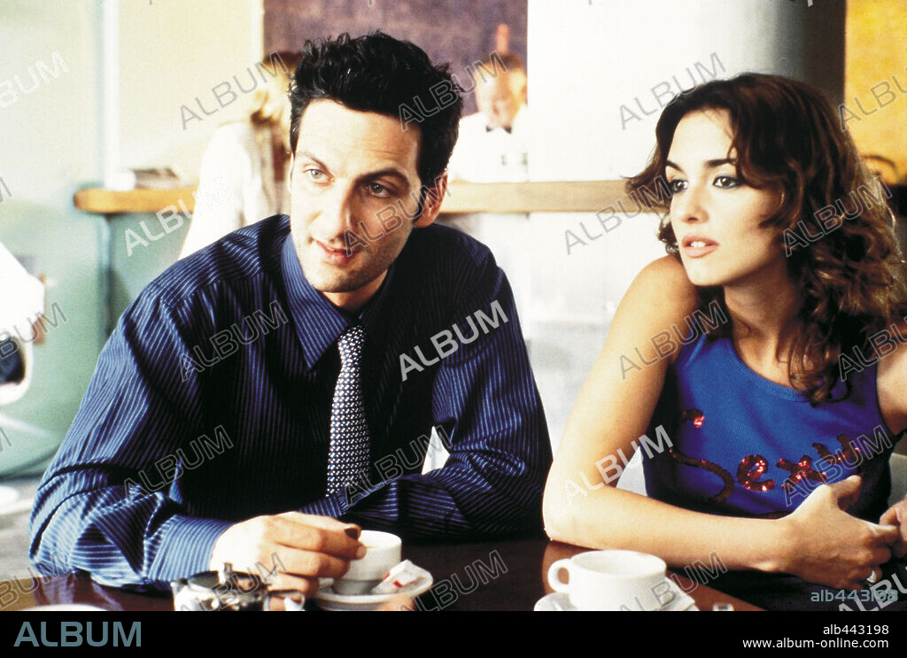 ERNESTO ALTERIO y PAZ VEGA en EL OTRO LADO DE LA CAMA, 2002, dirigida por EMILIO MARTINEZ-LAZARO. Copyright TELESPAN PRODUCCIONES/IMPALA/TELECINCO.