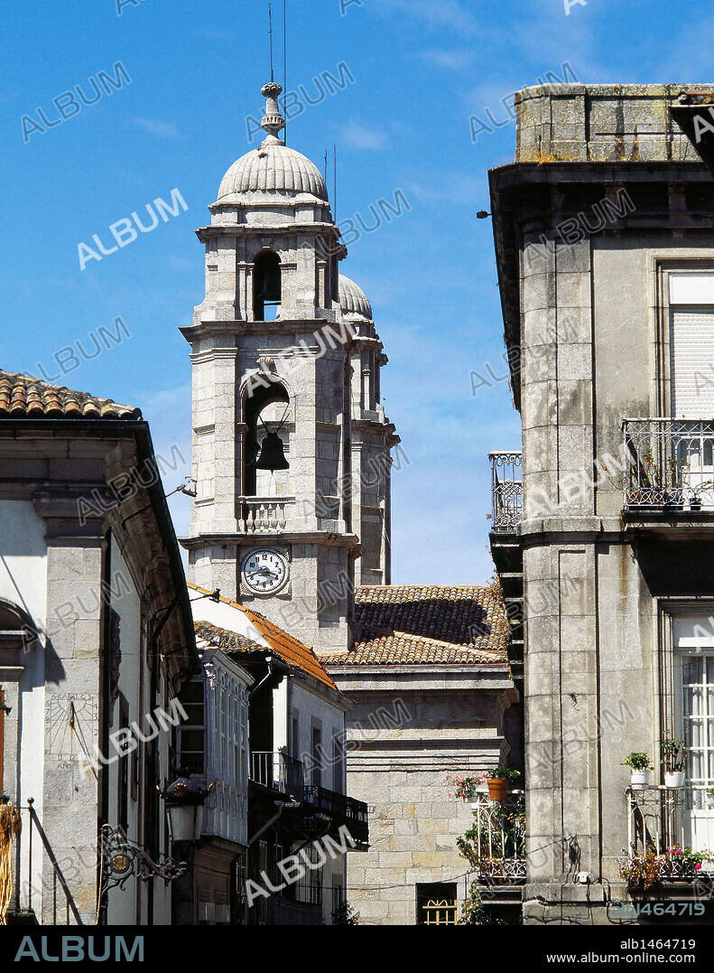 GALICIA. VIGO. Vista de los campanarios de la COLEGIATA o CONCATEDRAL DE SANTA MARIA, edificio neoclásico construido por Melchor del Prado en 1816. Provincia de Pontevedra. España.