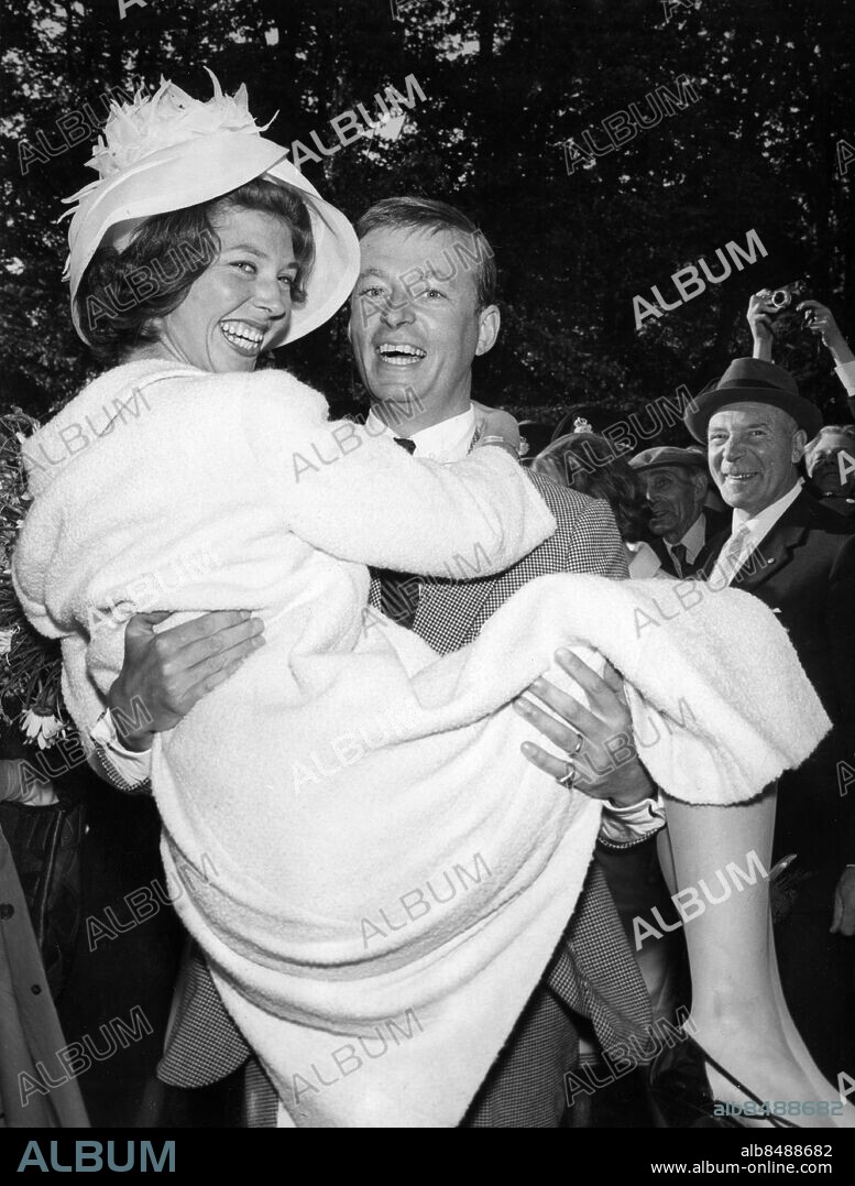 KOBERG 19640628. Baron Niclas Silfverschiöld bär sin brud prinsessan Désirée över tröskeln på Kobergs slott. Paret är nyss hemkommet från smekmånaden i Frankrike.. Foto: Pressens Bild / TT / Kod: 194.