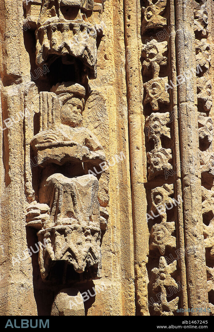 ARTE GOTICO. ESPAÑA. CATEDRAL DE ORIHUELA. Se comenzó a construir en el s. XIV en estilo gótico; posteriormente se le añadieron elementos renacentistas y barrocos. Detalle de MUJER TOCANDO UN INSTRUMENTO MUSICAL en la PORTADA DE LORETO (una de las dos portadas góticas junto con la de las Cadenas). Provincia de Alicante. Comunidad Valenciana.