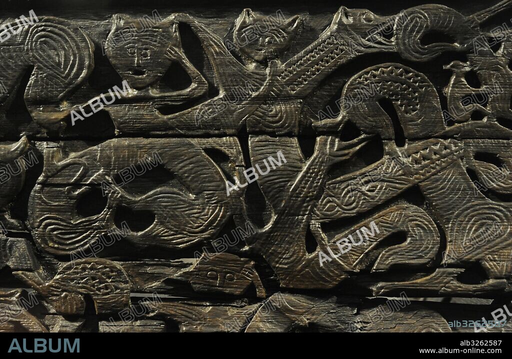 Carro Vikingo. Madera. Fechado hacia el 800. Detalle de los relieves. Hallado en la Tumba del Barco de Oseberg. Museo de Barcos Vikingos. Oslo. Noruega.