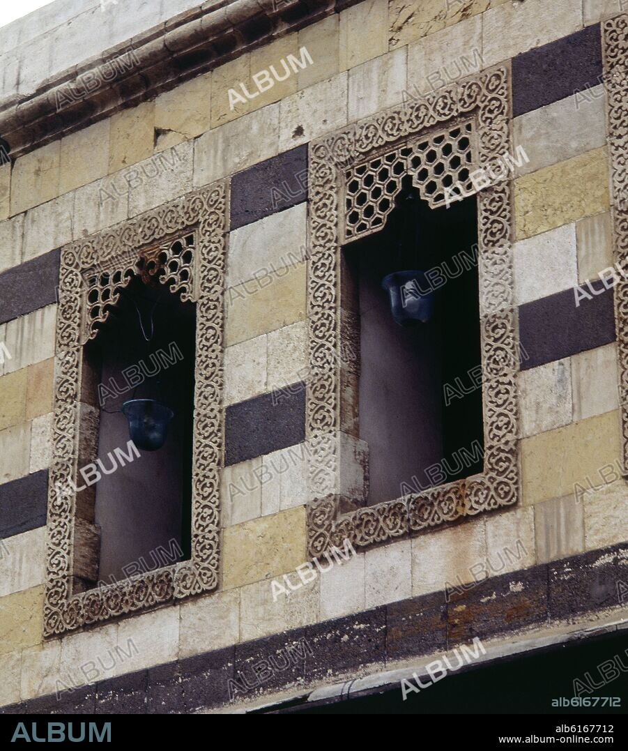 MEDERSA- VENTANA CON CELOSIA Y ORLA DECORATIVA EN RELIEVE -.